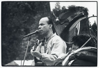 109304 Afbeelding van het optreden van een muzikant tijdens de manifestatie Kleurrijk Utrecht op het Lepelenburg te Utrecht.